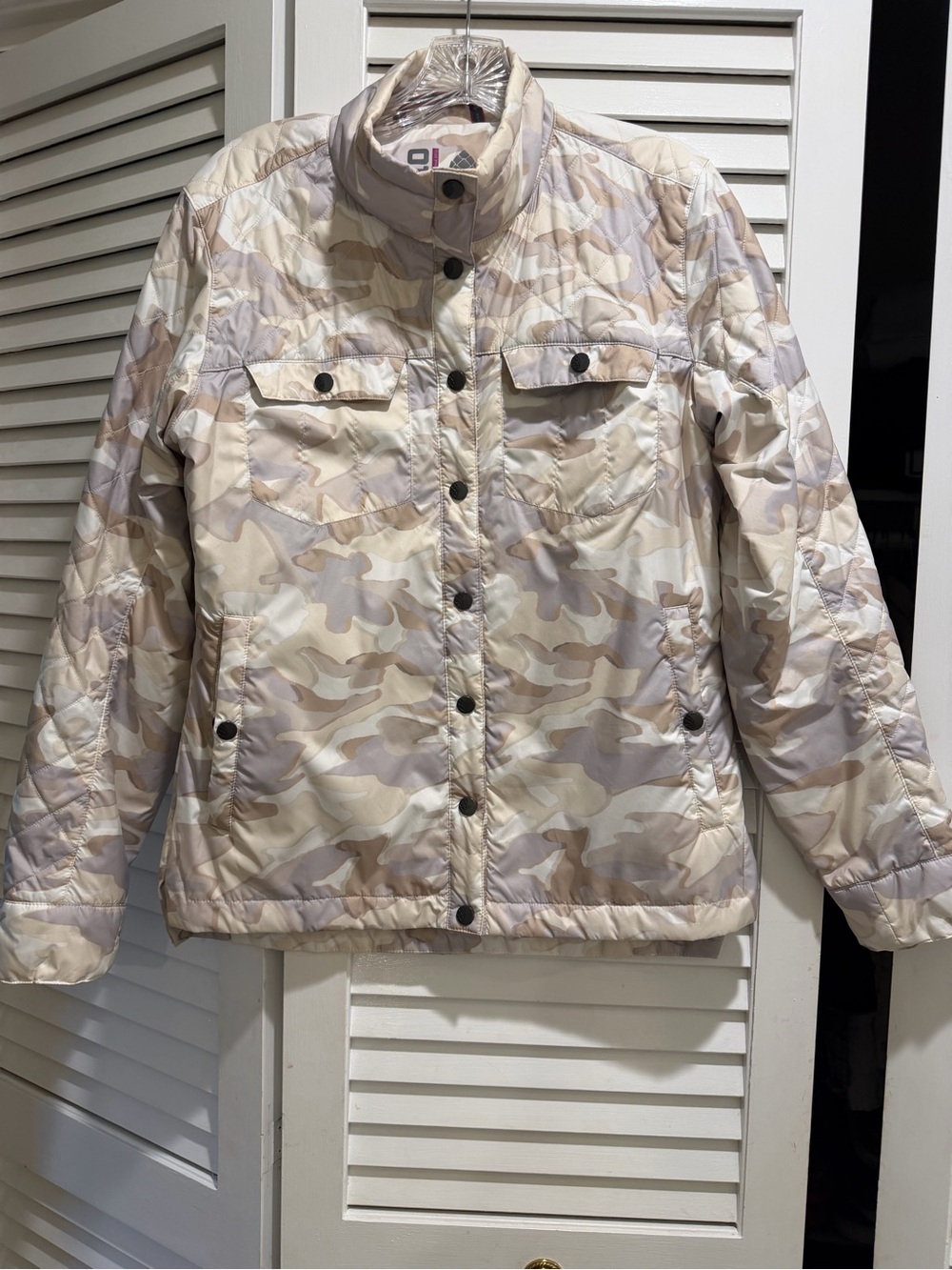 Stop women’s Light Beige Camo Quilted shirtJacket .
